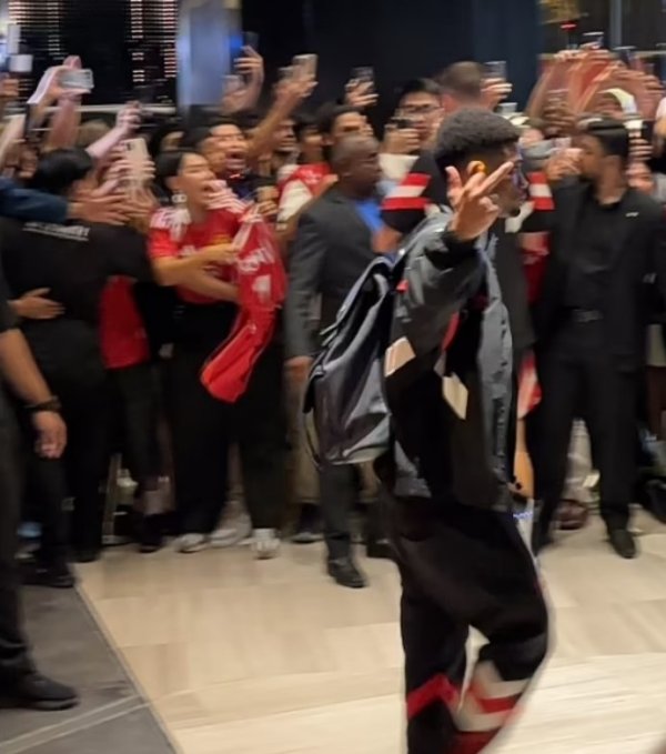 Post: Amad suffered serious insults in Malaysia, so he gave the camera a middle finger