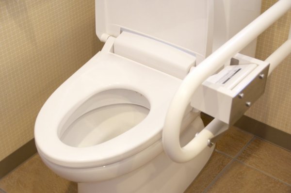 Is it cleaner to wipe the bucket with sanitary paper before going to the toilet? Bathroom operators slammed the head and said 