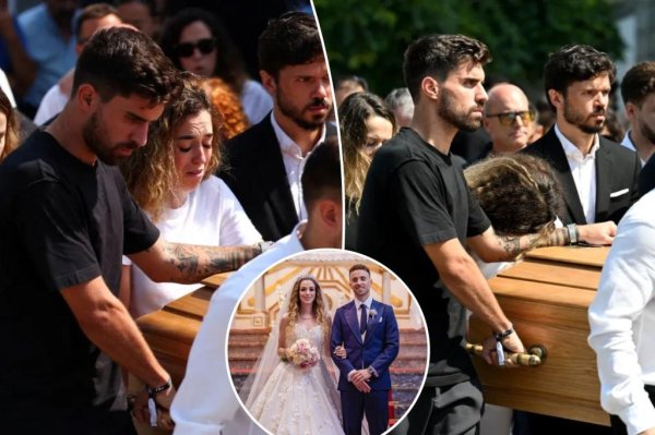 Heartbroken 😭Rota s wife was excited when she helped carry the coffin, lowered her head and burst into tears