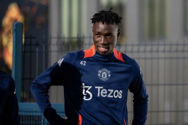 Reporter: Manchester United s 19-year-old midfielder left a good impression on Amorin during training, and the rental plan was put on hold