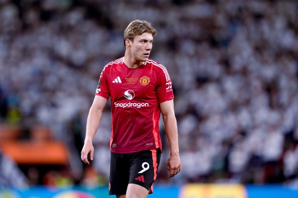 Romano: Manchester United informs Naples that they are willing to rent + buyout terms to send Hoylen away