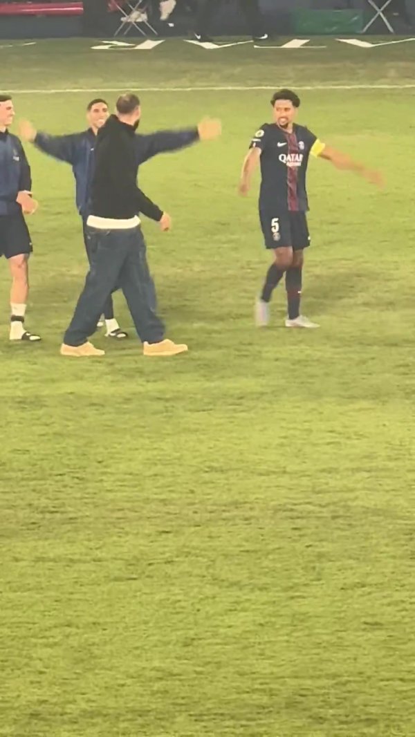 Ready to open a new chapter! Donaluma bid farewell to Paris fans after the match