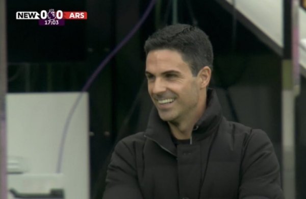 The referee’s penalty will be cancelled after receiving the point! After the referee read out the penalty, Arteta smiled directly