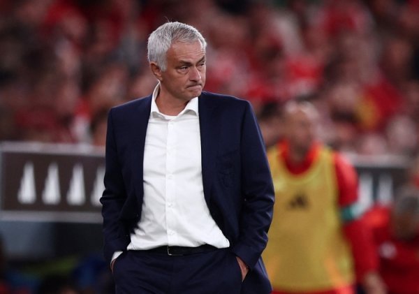 Mourinho: I will focus on winning the Premier League without distractions. Chelsea is where I win the Premier League three times