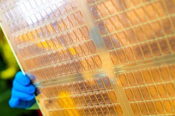 Tesla and Apple cut into glass substrates, and the battle continues to rise