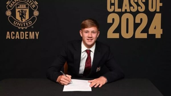 Genius midfielder! The 17-year-old Thwaites is regarded as Manchester United s Pedri and has already trained with the first team.