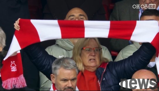 The face is blocked! Before the game started, the camera showed Maresca, who was watching the game in the stands after being suspended for this round.