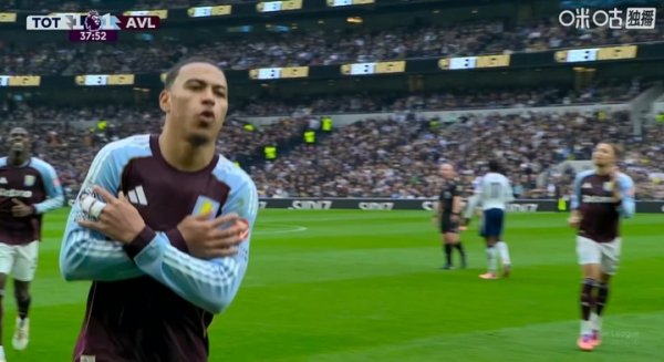 This ball is beautiful! Rogers hit a fallen ball from outside the penalty area, and Villa equalized Tottenham 1-1!