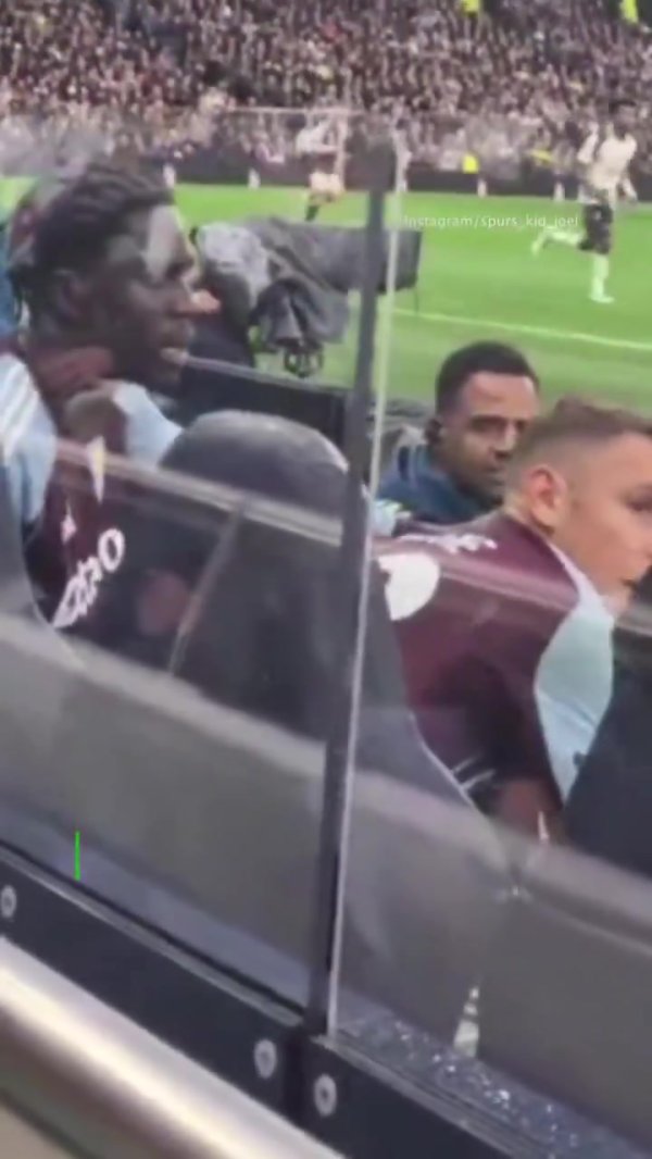 Be careful! Digne s ankle was stepped on but the referee had no comment. After being replaced, he kicked the seat angrily and asked Taylor, the fourth officer, to argue.