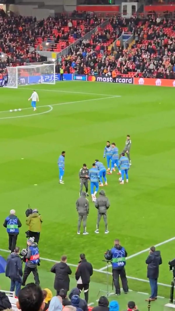 Meet old friends🤫Arnold was booed by Anfield fans during warm-up